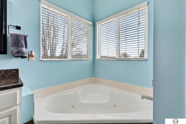 1003 Valleyview Drive, Papillion, NE 68046