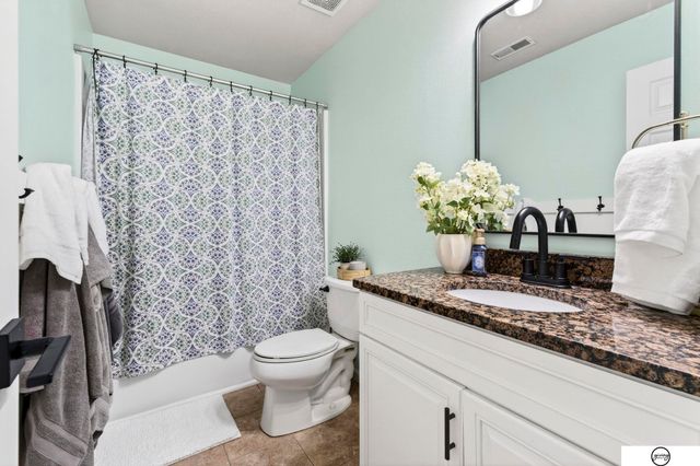 1003 Valleyview Drive, Papillion, NE 68046