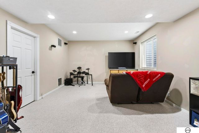 1003 Valleyview Drive, Papillion, NE 68046