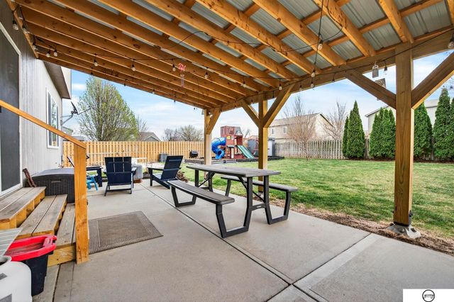 1003 Valleyview Drive, Papillion, NE 68046