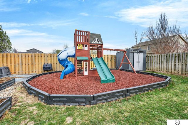 1003 Valleyview Drive, Papillion, NE 68046