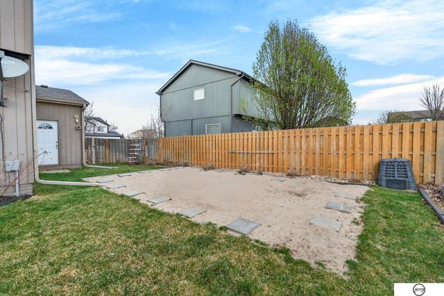 1003 Valleyview Drive, Papillion, NE 68046