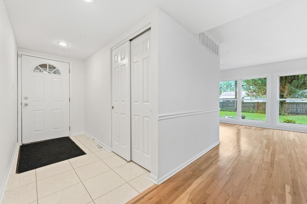 475 Olive Street, Hoffman Estates, IL 60169 — photo 2