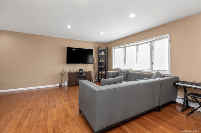 43 Florida Avenue, Commack, NY 11725