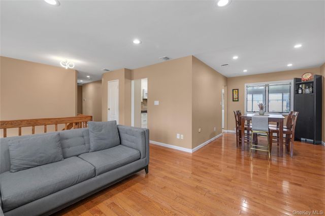 43 Florida Avenue, Commack, NY 11725