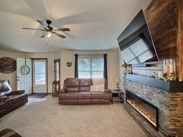 324 Victoria Rd, Newton, KS 67114