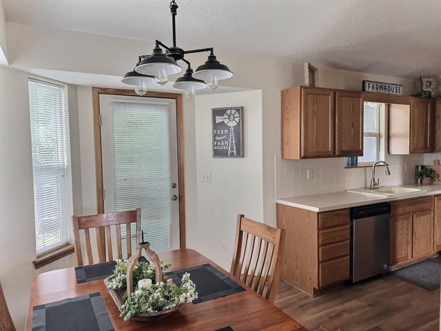 324 Victoria Rd, Newton, KS 67114