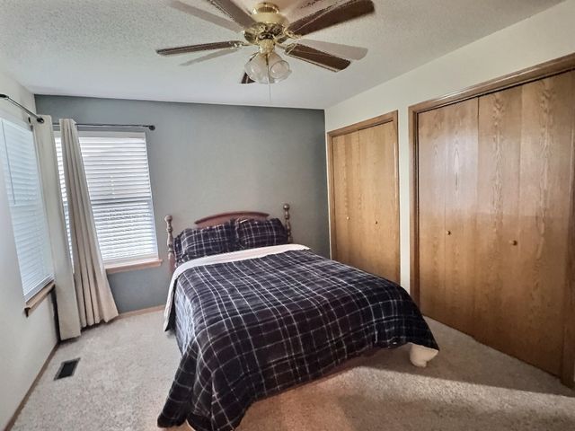 324 Victoria Rd, Newton, KS 67114