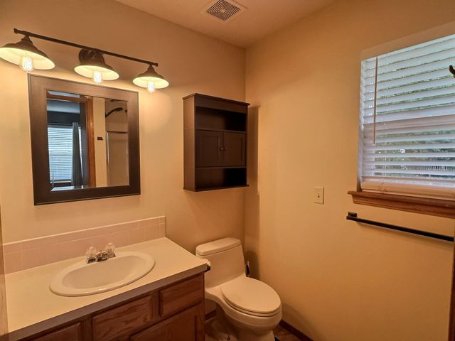 324 Victoria Rd, Newton, KS 67114