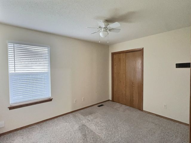 324 Victoria Rd, Newton, KS 67114