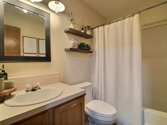 324 Victoria Rd, Newton, KS 67114