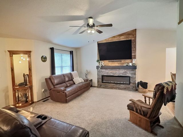 324 Victoria Rd, Newton, KS 67114