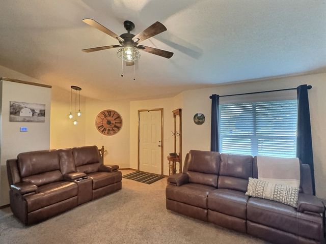 324 Victoria Rd, Newton, KS 67114