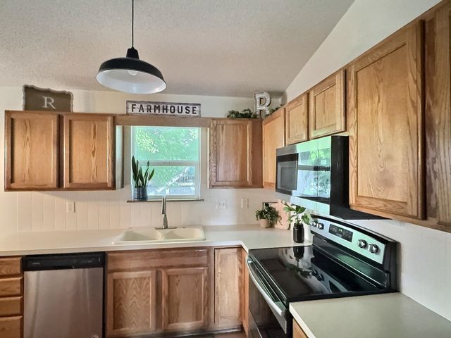 324 Victoria Rd, Newton, KS 67114