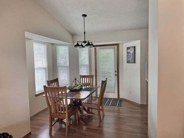 324 Victoria Rd, Newton, KS 67114