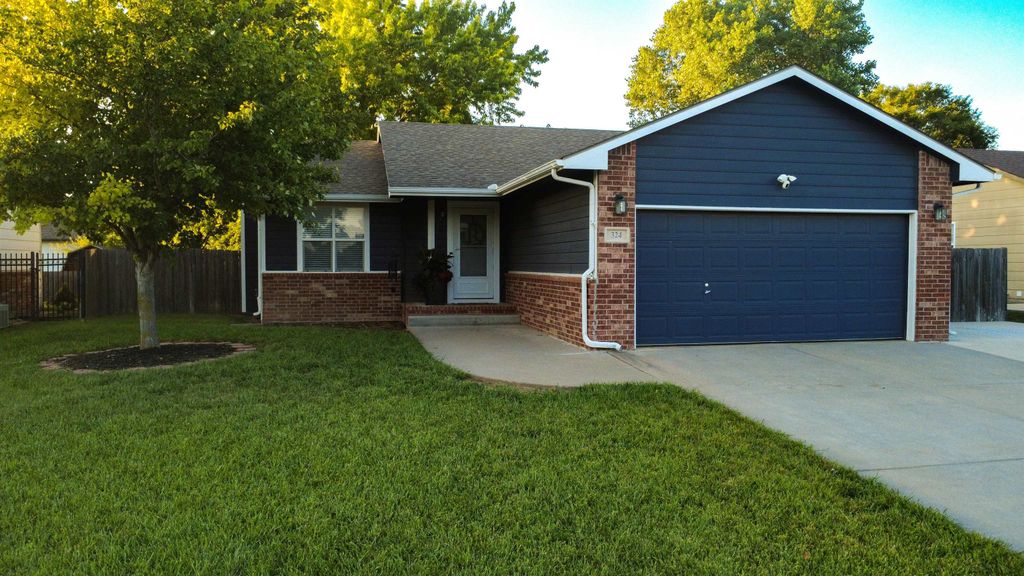 324 Victoria Rd, Newton, KS 67114