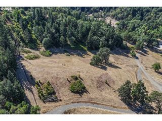 361 KARENZA Ln, Roseburg, OR 97471