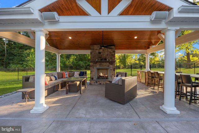 7 WOODLAND RD, Newtown, PA 18940