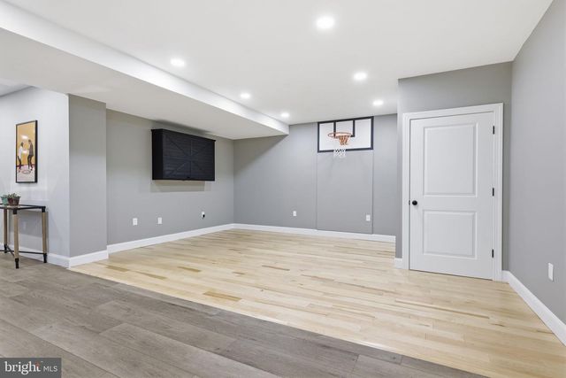 7 WOODLAND RD, Newtown, PA 18940