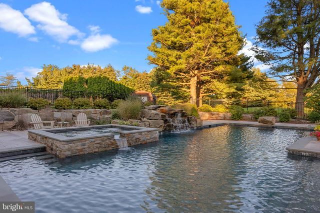 7 WOODLAND RD, Newtown, PA 18940