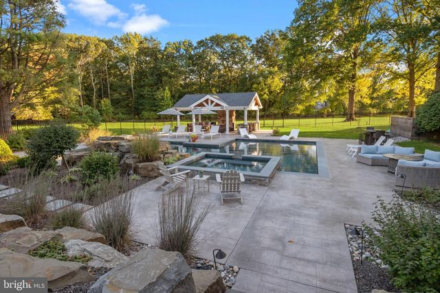 7 WOODLAND RD, Newtown, PA 18940