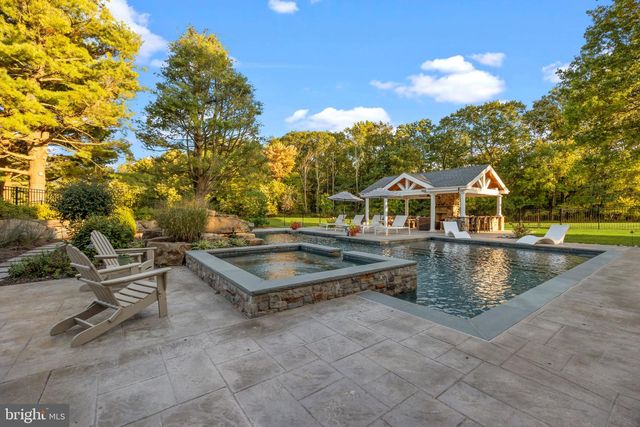 7 WOODLAND RD, Newtown, PA 18940