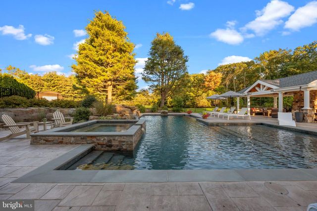 7 WOODLAND RD, Newtown, PA 18940