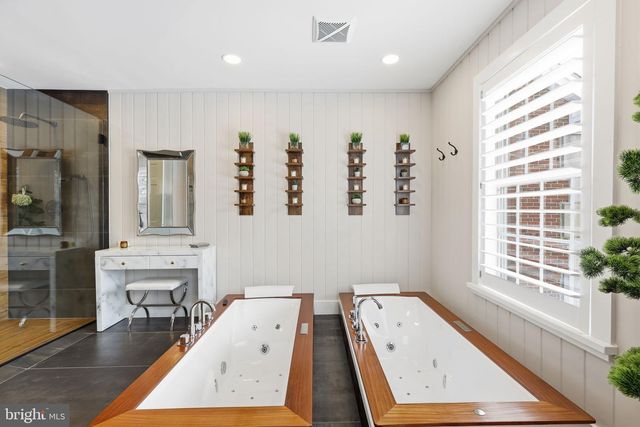 7 WOODLAND RD, Newtown, PA 18940