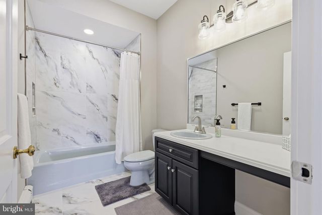 7 WOODLAND RD, Newtown, PA 18940