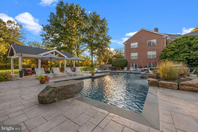 7 WOODLAND RD, Newtown, PA 18940