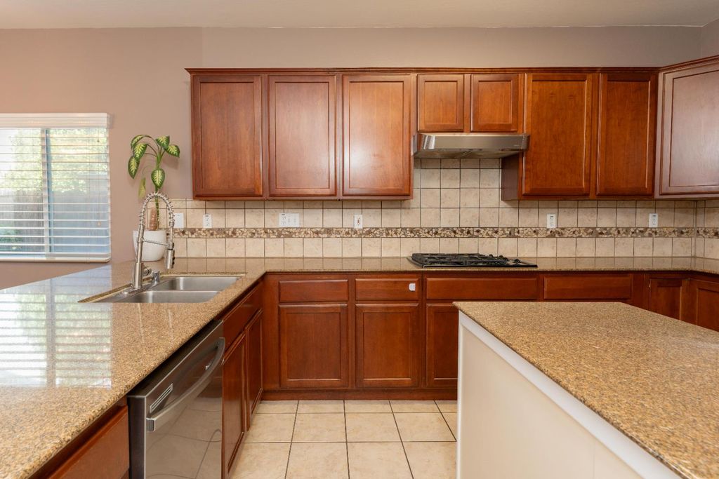 Image 11 of property listing at 2945 S Arkle Street, Visalia, CA 93292