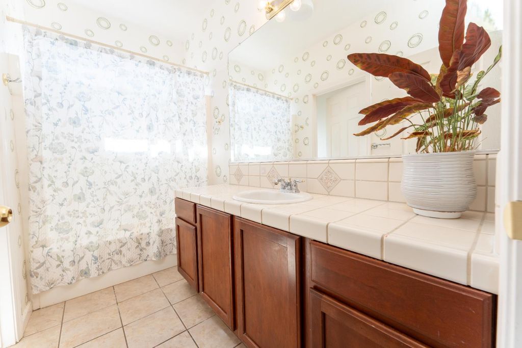 Image 16 of property listing at 2945 S Arkle Street, Visalia, CA 93292