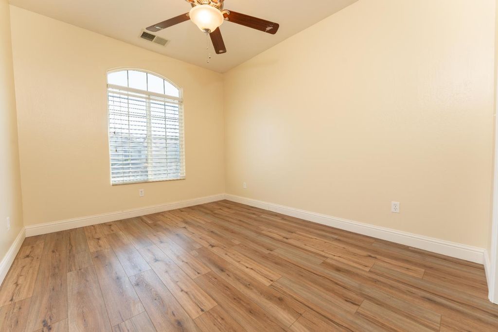 Image 19 of property listing at 2945 S Arkle Street, Visalia, CA 93292