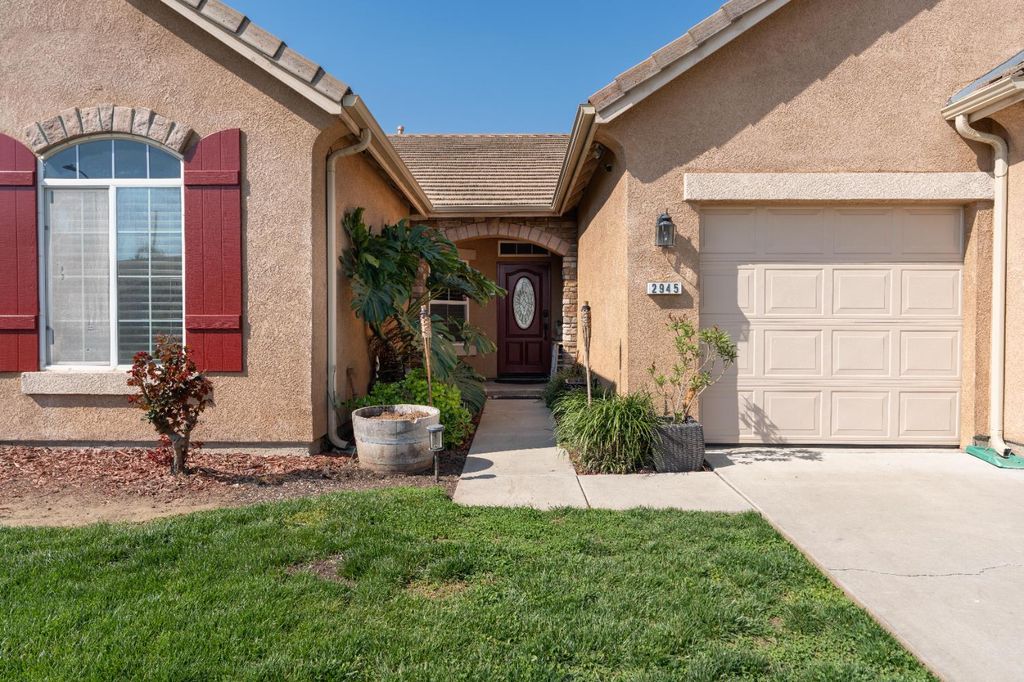 Image 2 of property listing at 2945 S Arkle Street, Visalia, CA 93292