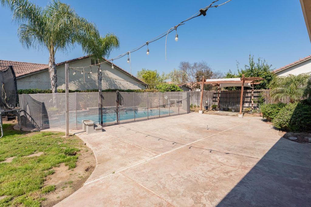 Image 22 of property listing at 2945 S Arkle Street, Visalia, CA 93292