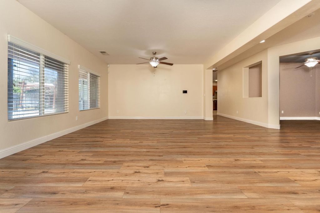 Image 5 of property listing at 2945 S Arkle Street, Visalia, CA 93292