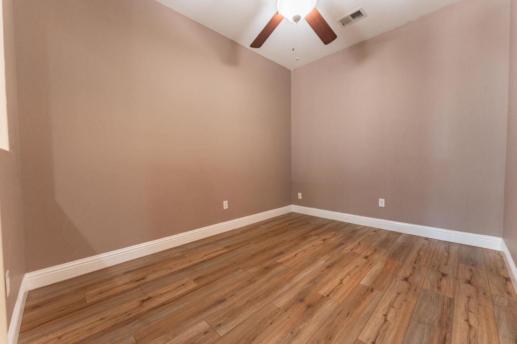 Image 6 of property listing at 2945 S Arkle Street, Visalia, CA 93292