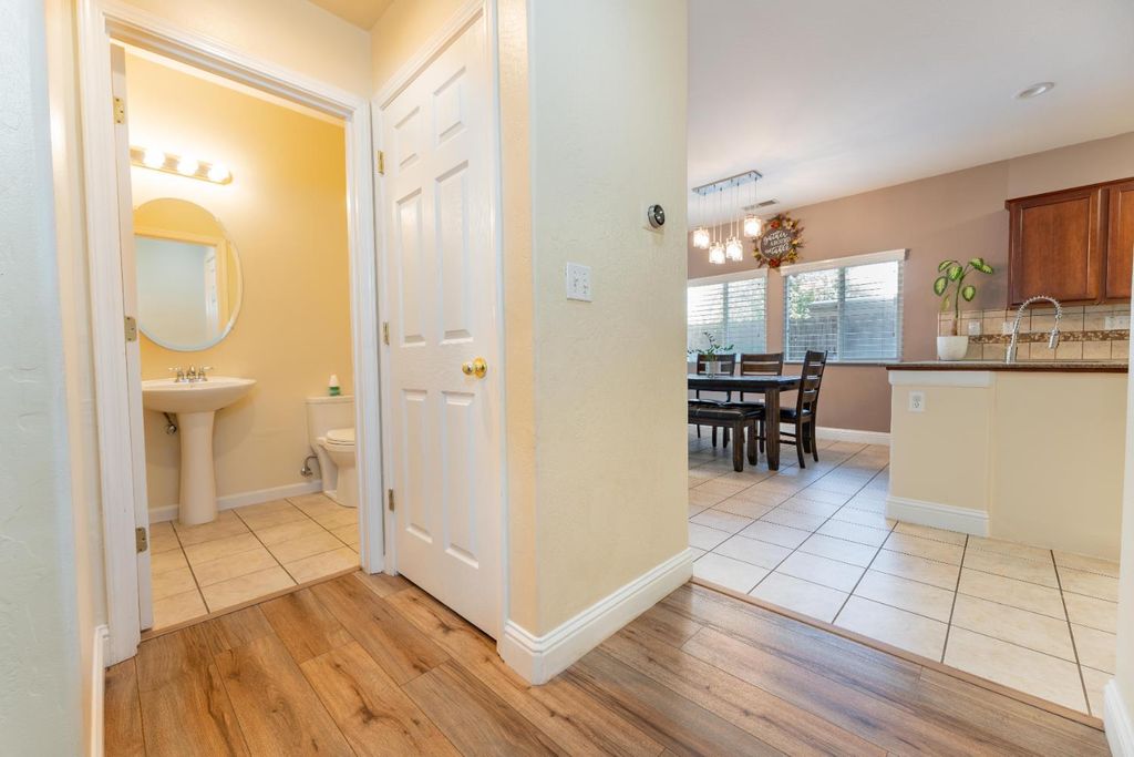 Image 7 of property listing at 2945 S Arkle Street, Visalia, CA 93292