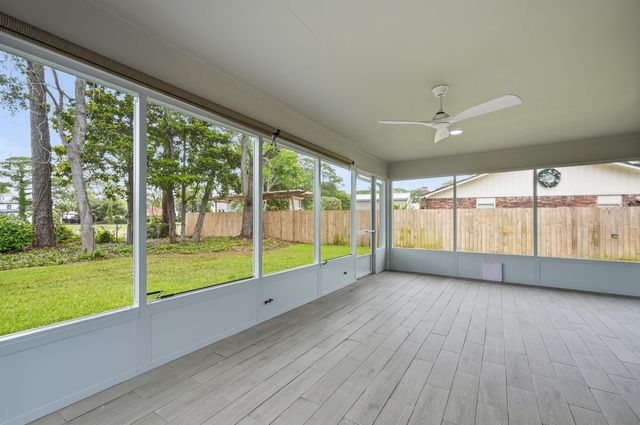 25 Lake Lorraine Circle, Shalimar, FL 32579