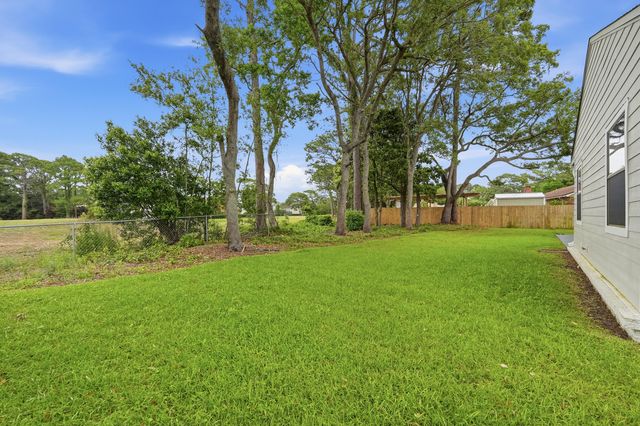 25 Lake Lorraine Circle, Shalimar, FL 32579