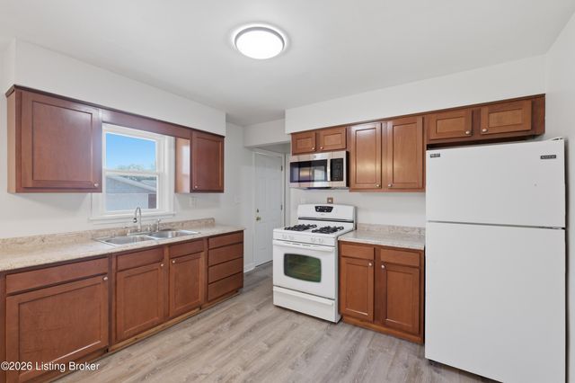 2236 Deveron Dr, Louisville, KY 40216