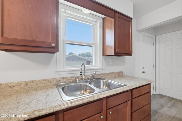 2236 Deveron Dr, Louisville, KY 40216