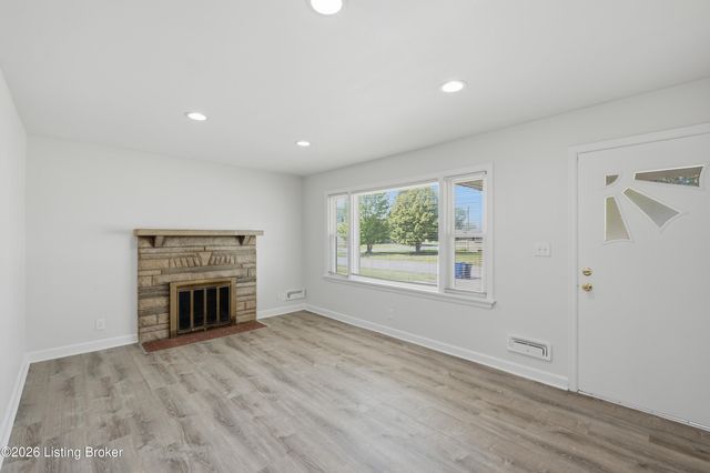 2236 Deveron Dr, Louisville, KY 40216