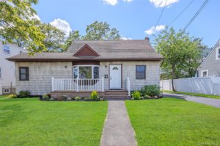 196 S Broome Avenue, Lindenhurst, NY 11757