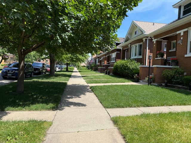 2233 Clinton Avenue, Berwyn, IL 60402