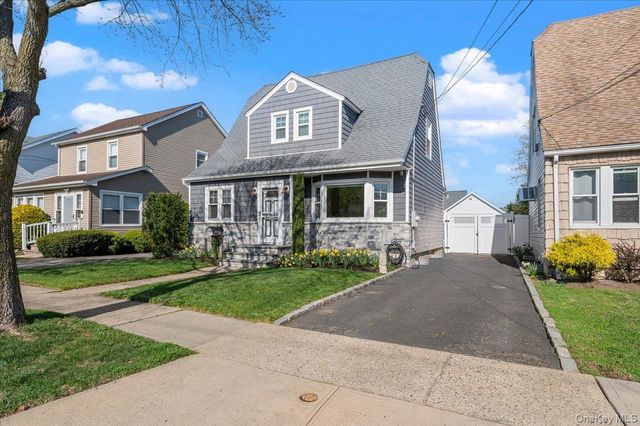 13 Spruce Street, Hicksville, NY 11801