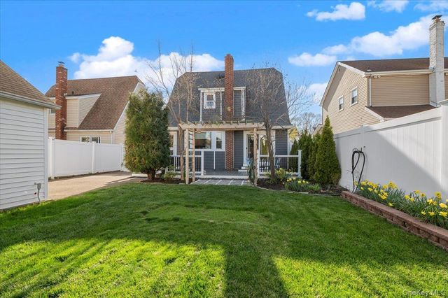 13 Spruce Street, Hicksville, NY 11801