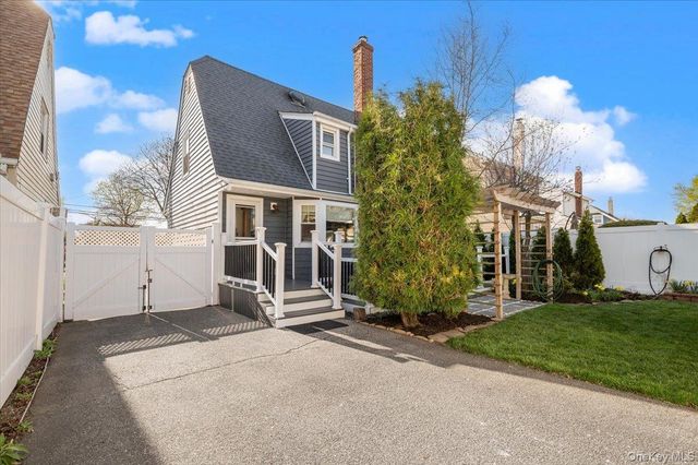 13 Spruce Street, Hicksville, NY 11801