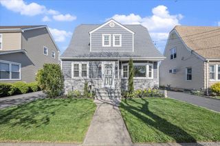 13 Spruce Street, Hicksville, NY 11801