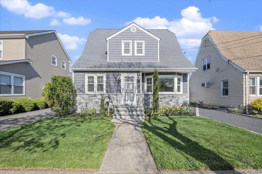 13 Spruce Street, Hicksville, NY 11801